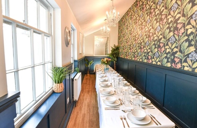 Modern townhouse in Central Brighton, sleeping 15-32 guests. 2 Mins to beach