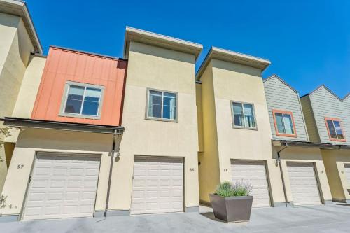 Modern Townhouse with HotTub & Garage
