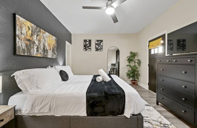 Modern & Upscale King Bed Suite|Private w/Parking!