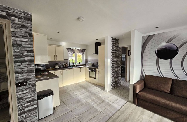 Modern Urban Haven: Stylish Getaway