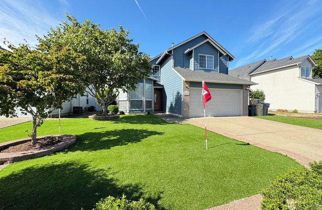 Modern Vacation Home w/hottub, pool table. Next to lovely park. Shopping nearby
