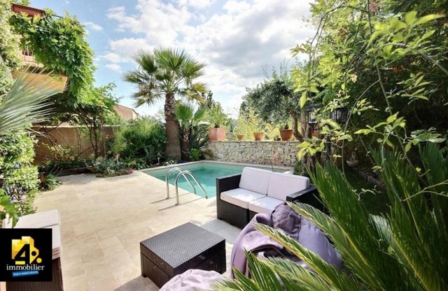 Modern Villa with beautiful garden, heated pool, barbeque area, close to beaches