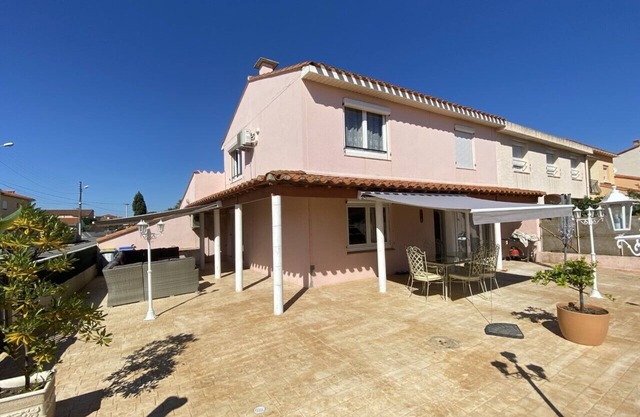 Modern villa 3 bdrms 3 bathrms near sea quiet area close to entertainment