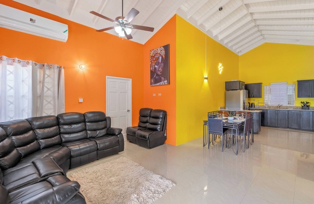 Modern Villa/Fully AC/Gated 24/7 Security, 5-10 mins to Attractions/Ocho Rios