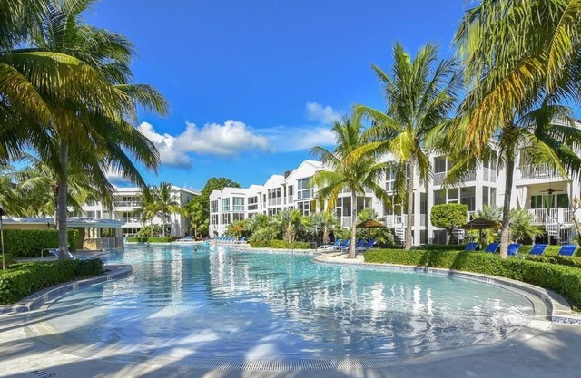 MODERN VILLA - INDOOR PICKLEBALL - KL'S MOST UPSCALE OCEANFRONT RESORT & MARINA!