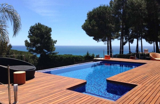 Modern Villa with Ocean views, Infinity Pool, Garden & Wi-Fi