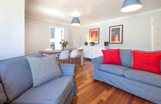 Modern, Warm, Secure and Comfortable Oxford Apartment with easy access to City