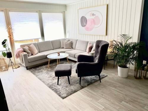 Moderne og sentral leilighet med koselig og privat uteplass!