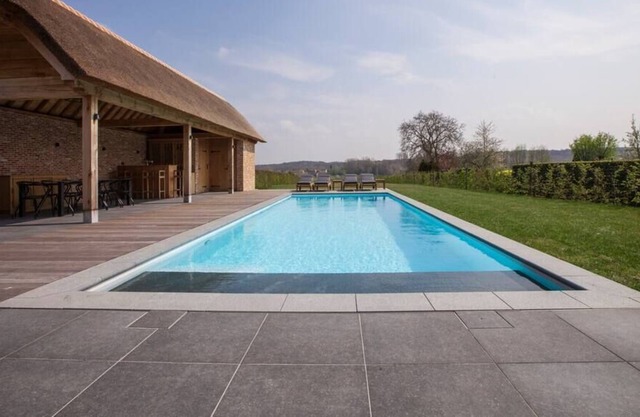 Moderne villa met zwembad en poolhouse
