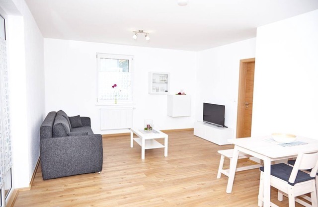 Modernes 50qm Ferienapartment mit Terrasse, kostenfreies WLAN