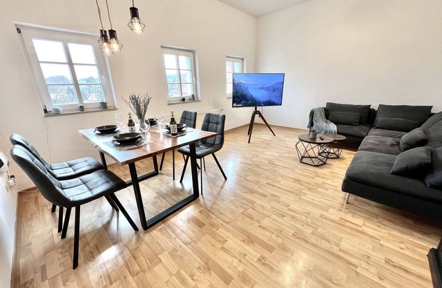 Modernes Apartment mit Blick zur Elbe