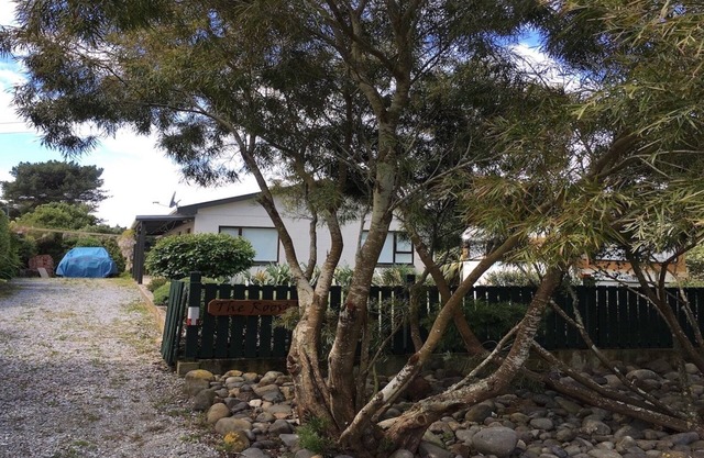 Modernised Bach at the beautiful and secluded Long Beach.