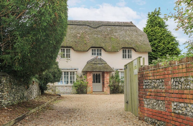 MOLES COTTAGE, pet friendly, with open fire in Sixpenny Handley