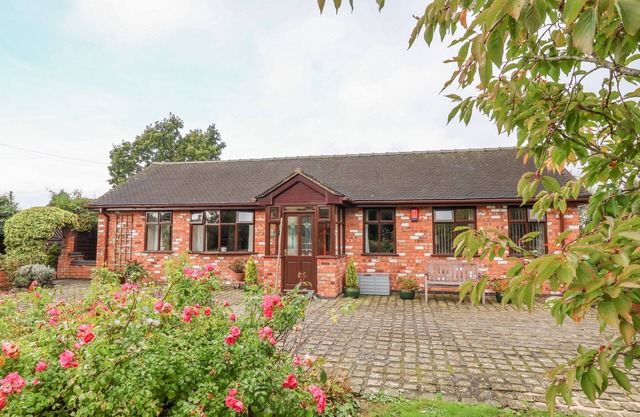 MOLLS COTTAGE, with a garden in Nantwich