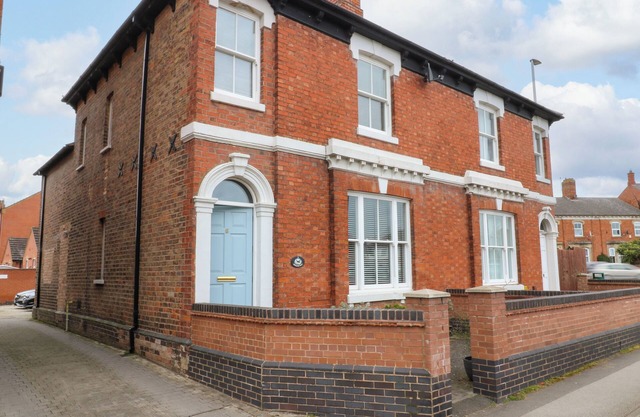 MOLLY'S WAY, pet friendly, with a garden in Melton Mowbray
