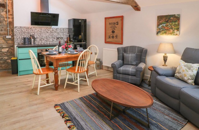 MOLLYS BARN, pet friendly, character holiday cottage in Ivybridge