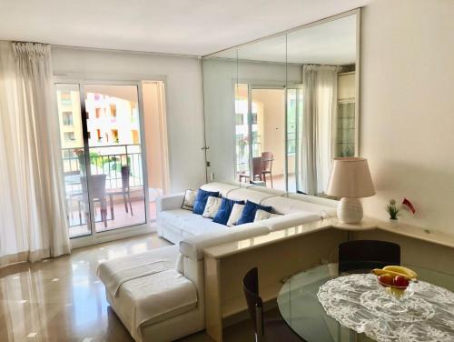 Monaco, elegant & quiet renovated apartment, with terrace & pool, 15min walk to Port Hercule