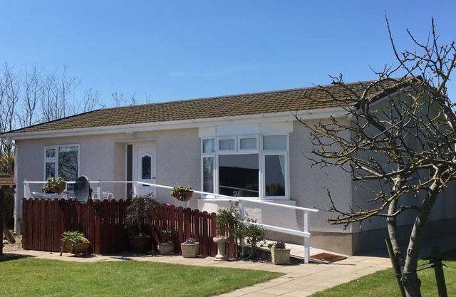 MONEYDARRAGE COTTAGE - mountain and sea views (Hot Tub available for hire)