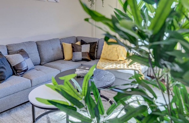 Monroe16 · BrickStone Lodge-Modern King Suite near Main St-A