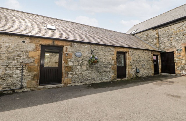 MONSAL COTTAGE, pet friendly, character holiday cottage in Bakewell
