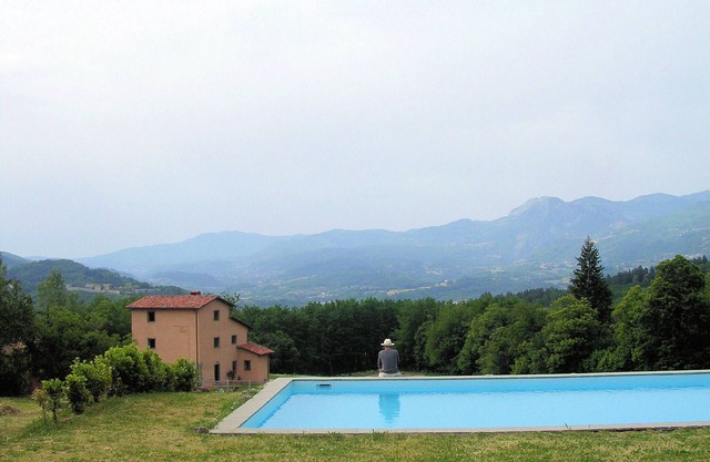 Monte Rotondo, Tuscany Villa with large private pool 200 mtrs walk to restaurant