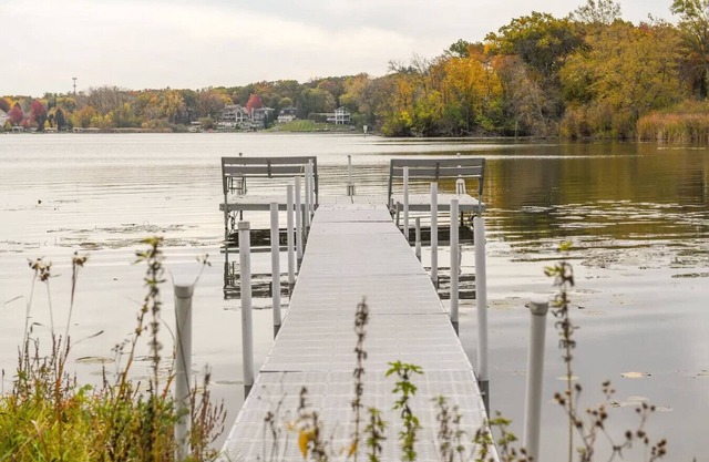 Monthly and Seasonal Large Petite Lake 4/4 Lakehouse Retreat with Hot Tub