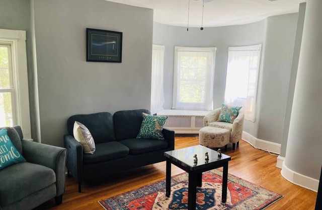 Monthly Discount ! Beautifully updated 1-bedroom apartment with hardwood floors and a modern kitchen. Located near downtown and the train station, with easy access to dining, shopping, and surrounding neighborhoods.