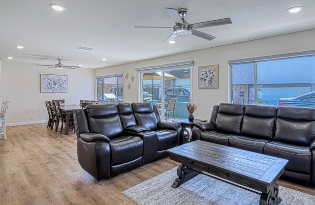 Monthly Only - Remodeled Lower Unit Just One House To The Sand With AC
