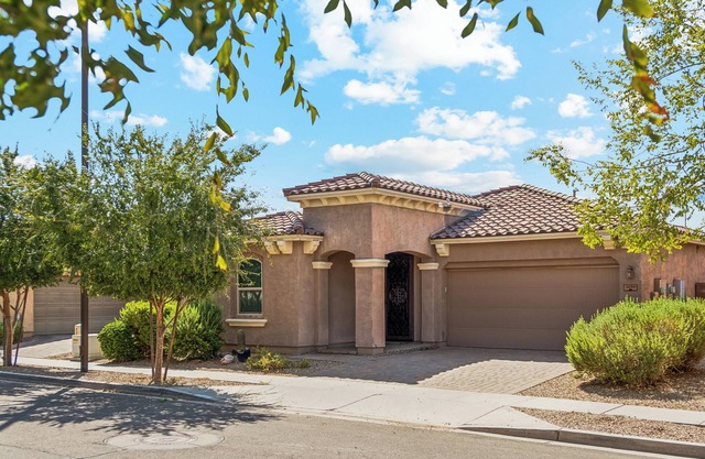 MONTHLY SPECIAL Patrick Place Spacious 3 BR Home Golf/Shopping/Gilbert