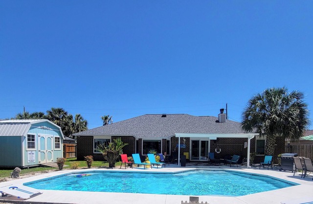 Montly 3600n2 Weeks 1900nPrivate in ground pool. 10 minutes to Beach/Golf