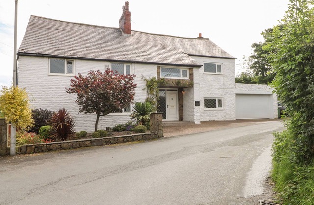 MOODY HOUSE FARM, pet friendly, character holiday cottage in Chorley