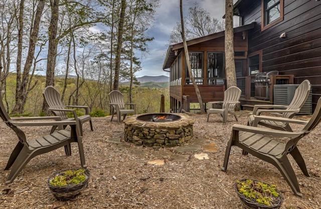 Moon Ridge Retreat - Pet Friendly | Mountain View | Fire Pit | Screened Porch | Gas Grill