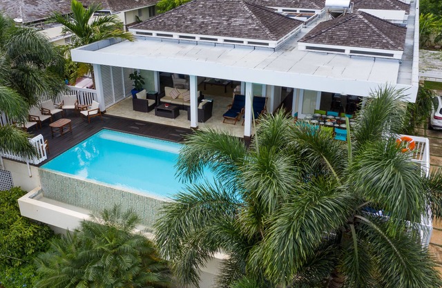 Moonshine Villa - Luxury redefined in Silver Sands