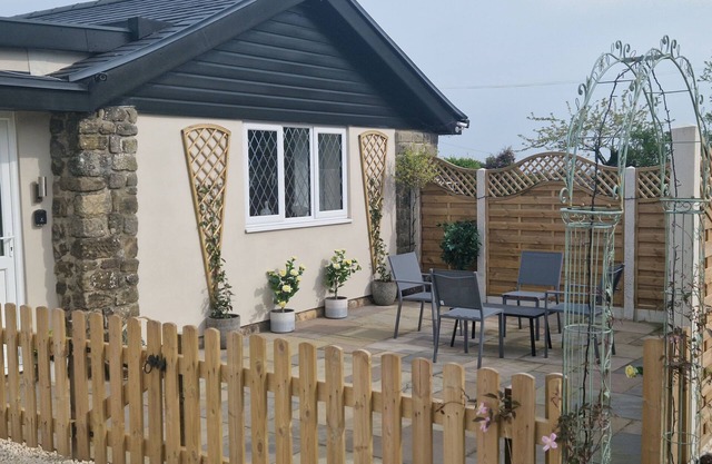 MOOR FARM COTTAGE, family friendly, with hot tub in Ashover