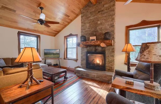 Moore Hollow Cabin in the Heart of Hocking Hills-Hot tub, Privacy, Pet friendly!