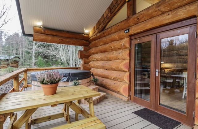 MOORHEN LODGE, pet friendly in North Kessock And Kilmuir