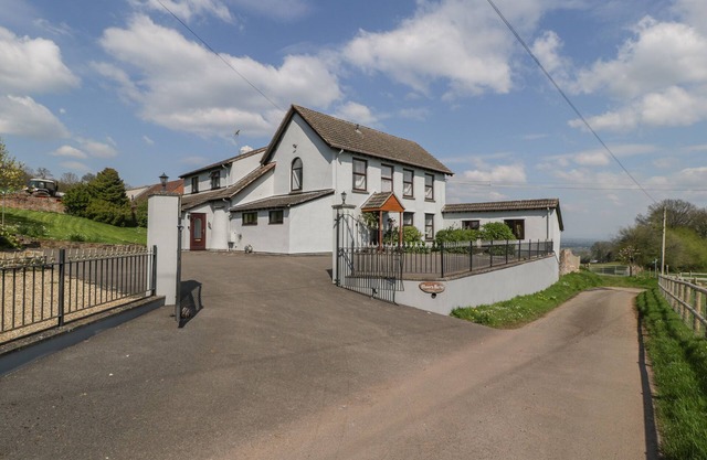 MOORS FARM, family friendly, with hot tub in Littledean
