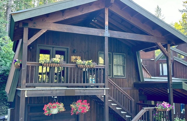 Moose Hollow - Glacier Park Getaway!