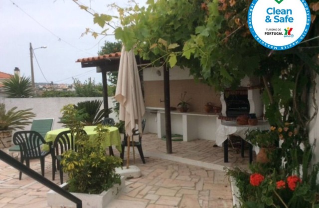 Moradia das Rosas, 2.5 kms from Areia Branca beach.