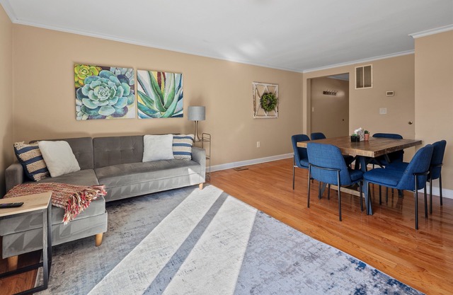 MosbeyDistrict: Cozy Townhome Near DC