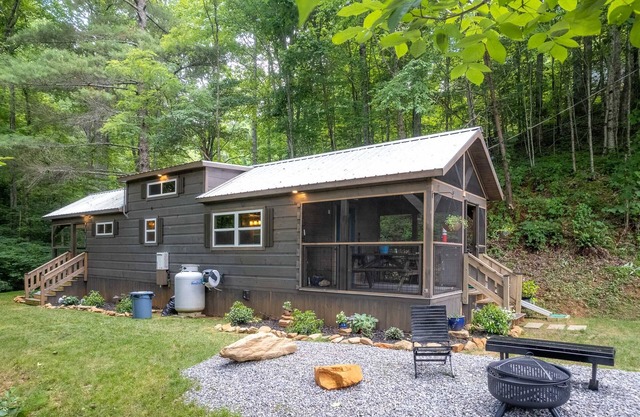 Mossy Falls - Adorable Tiny Home Located in the Smokies with Private Waterfalls and a Fire Pit!