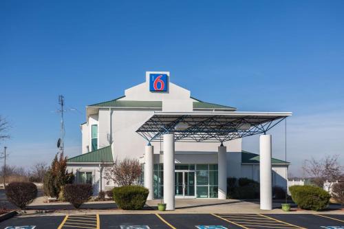 Motel 6 Dale, Indiana Near Holiday World and Splashing safari Santa Claus On I 64 Highway