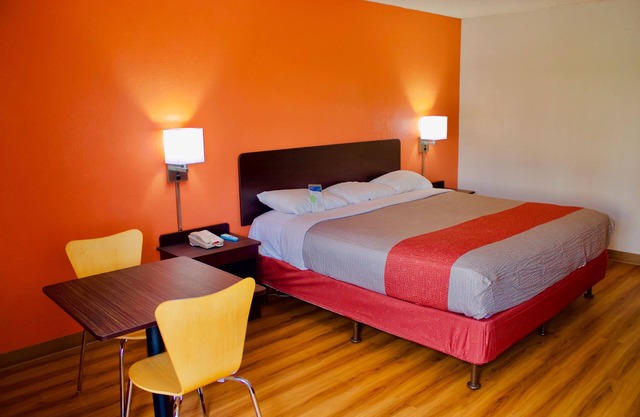 Motel 6 New Stanton, PA