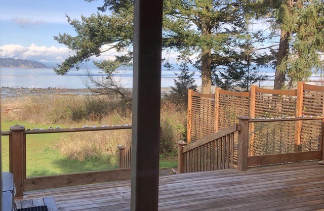 Motel with two private cottages each with Hot Tub and Gas Fireplace on the ocean