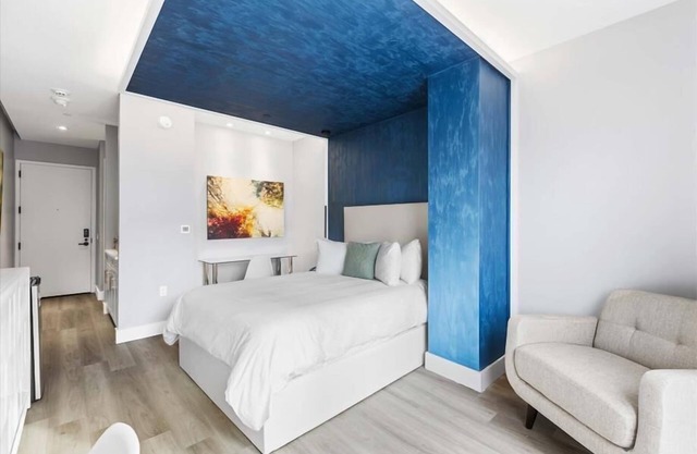 Mott Haven Queen Suite | Gym | Kitchenette