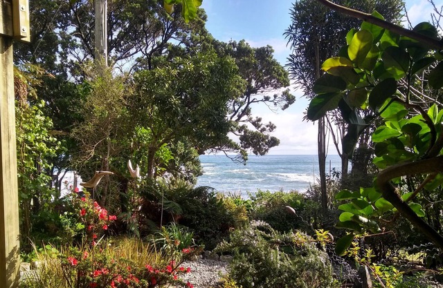 Motukiekie beach apartment. Our guests come back for more.