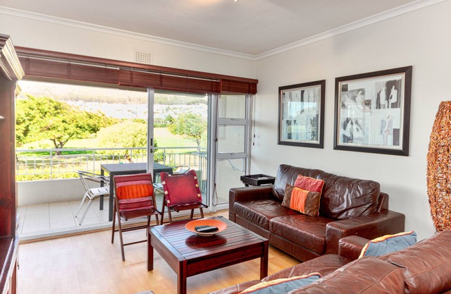 Mouille Point Mountain View 2 Bedroom
