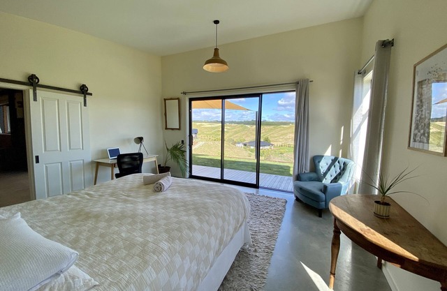 Mount Arthur View modern cottage with garden, fruit trees & cat!