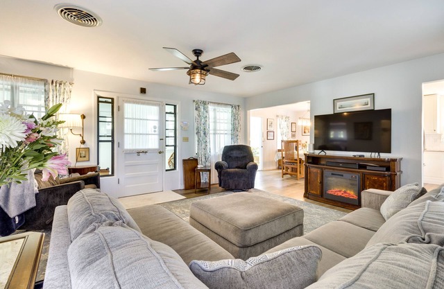 Mount Dora Tropical Escape: Steps to Lake Gertrude