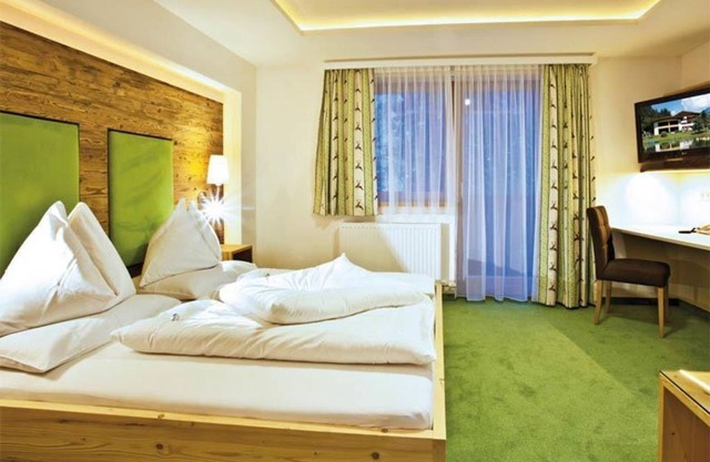 Mountain and hiking experience in the room "Dachstein" - Alpenhof, country hotel